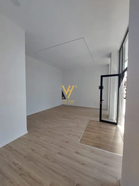 Tirane, jepet me qera dyqan Kati 0, 55 m² 1.220 € (MINE PEZA)