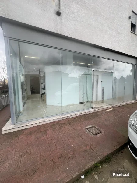 Tirane, jepet me qera ambjent biznesi Kati 0, 84 m² 450 € (Yzberisht)