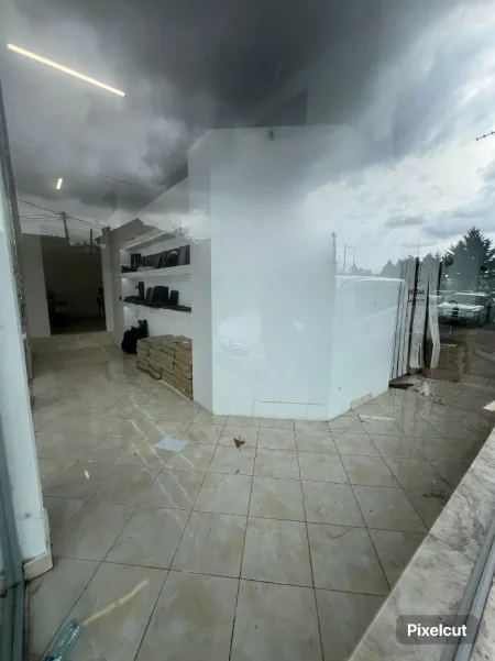 Tirane, jepet me qera ambjent biznesi Kati 0, 84 m² 450 € (Yzberisht)