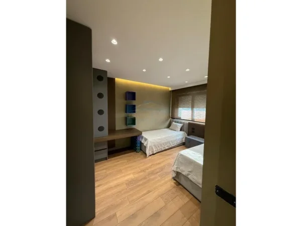 Tirane, jepet me qera apartament 2+1 , 89 m² 1.700 € (rruga e durresit)