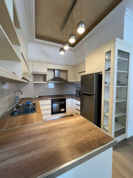 Tirane, jepet me qera apartament 1+1 Kati 4, 75 m² 600 € (FROSINA PLAKU)