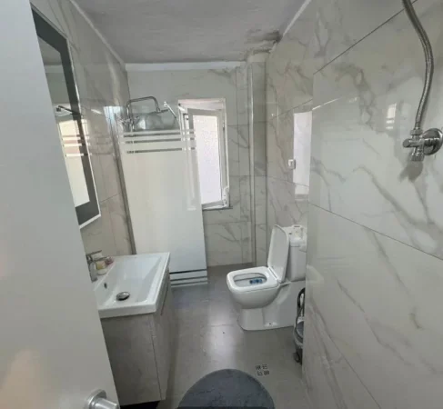 Tirane, jepet me qera apartament 2+1 Kati 3, 90 m² 600 € (Rruga Fortuzi)
