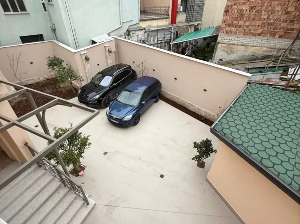 Tirane, jepet me qera ambjent biznesi Kati 0, 335 m² 2.000 € (Rruga e kavajes)