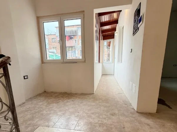 Tirane, jepet me qera ambjent biznesi Kati 0, 335 m² 2.000 € (Rruga e kavajes)