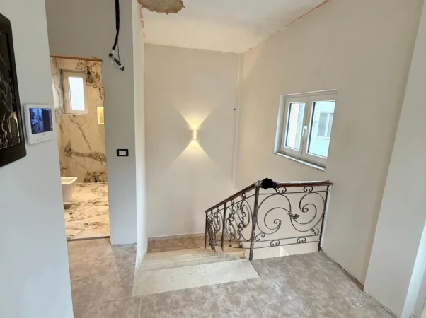 Tirane, jepet me qera ambjent biznesi Kati 0, 335 m² 2.000 € (Rruga e kavajes)