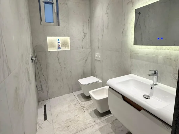 Tirane, jepet me qera ambjent biznesi Kati 0, 335 m² 2.000 € (Rruga e kavajes)