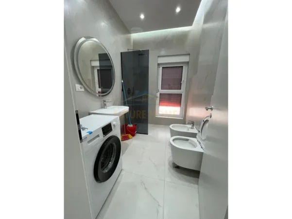 Tirane, jepet me qera apartament 2+1+Ballkon Kati 7, 85 m² 600 € (Ali Demi)