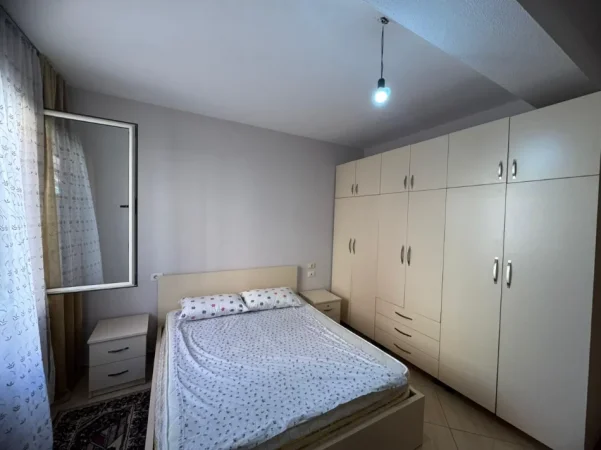 Tirane, jepet me qera apartament 1+1+Ballkon Kati 5, 80 m² 400 € (Astir, afër Rrethit)