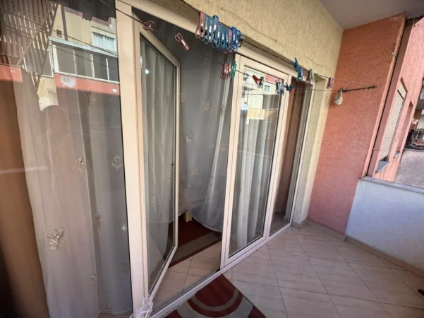 Tirane, jepet me qera apartament 1+1+Ballkon Kati 5, 80 m² 400 € (Astir, afër Rrethit)