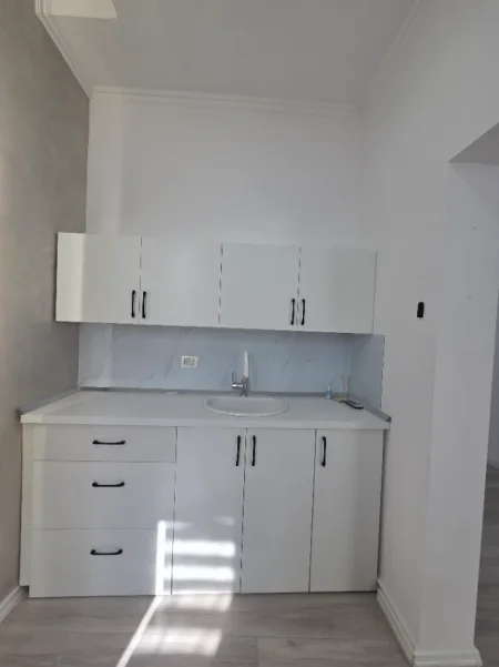 Tirane, jepet me qera  njesi biznesi  Kati 0, 55 m² 400 € (Komuna Parisit)