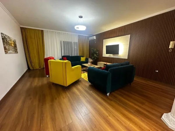 Tirane, jepet me qera apartament 2+1+Ballkon Kati 5, 100 m² 700 € (Rruga e kavajes, Him Kolli)