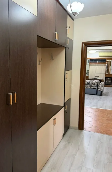 Tirane, jepet me qera apartament 2+1+Ballkon Kati 2, 90 m² 500 € (Terminali i Veriut)