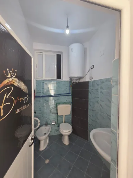 Tirane, jepet me qera ambjent biznesi Kati 0, 55 m² 400 € 