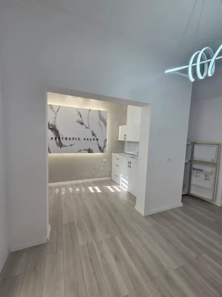 Tirane, jepet me qera ambjent biznesi Kati 0, 55 m² 400 € 