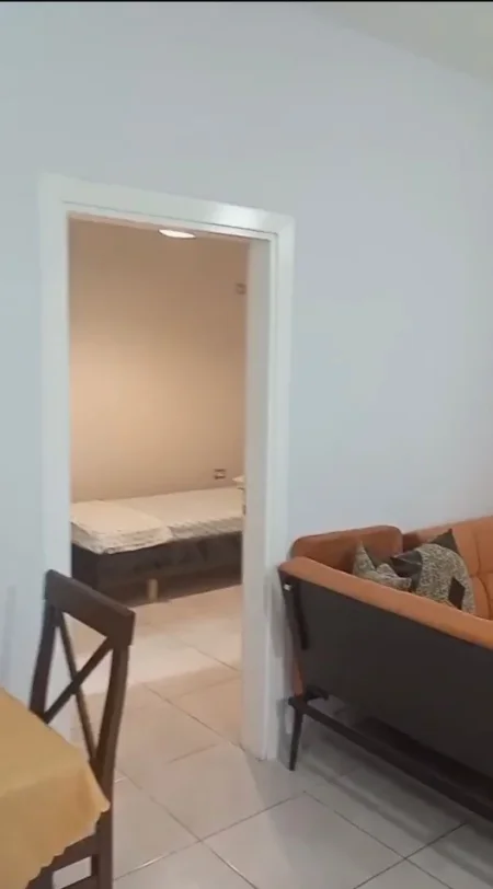 Tirane, jepet me qera apartament 3+1 Kati 2, 150 m² 500 € (Restorant Fresku)