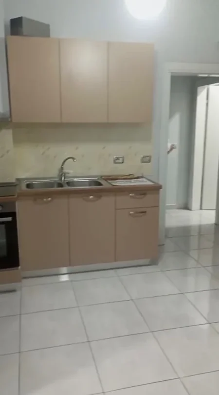 Tirane, jepet me qera apartament 3+1 Kati 2, 150 m² 500 € (Restorant Fresku)
