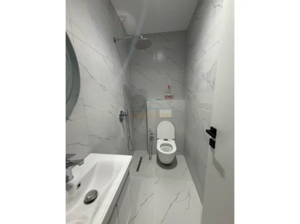Tirane, jepet me qera apartament 1+1 Kati 1, 45 m² 625 € (Komuna e Parisit)