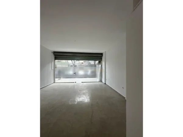 Tirane, jepet me qera dyqan Kati 0, 83 m² 850 € 