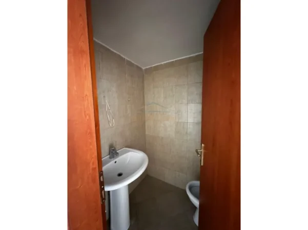 Tirane, jepet me qera dyqan Kati 0, 83 m² 850 € 