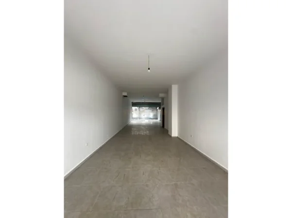 Tirane, jepet me qera dyqan Kati 0, 83 m² 850 € 