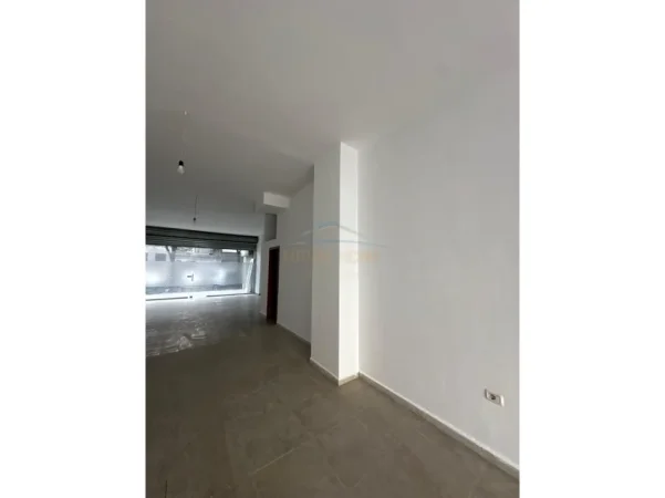 Tirane, jepet me qera dyqan Kati 0, 83 m² 850 € 