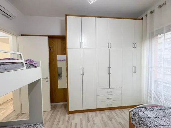 Tirane, jepet me qera apartament 4+1 Kati 7, 120 m² 1.200 € (Delijorgji)