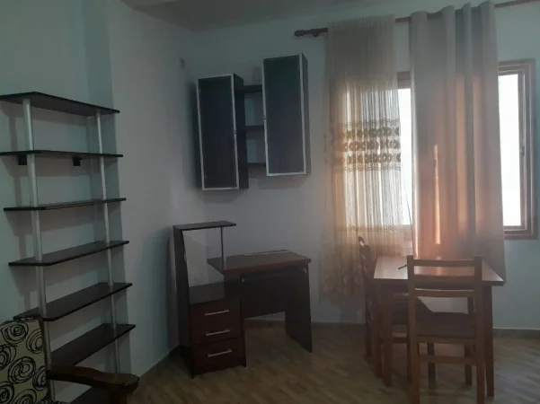 Tirane, jepet me qera shtepi 1+1 Kati 3, 60 m² 350 € (Vila L Astir prane Pasticeri Nela)