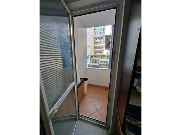 Tirane, jepet me qera ambjent biznesi Kati 1, 97 m² 700 € (myslym shyri)