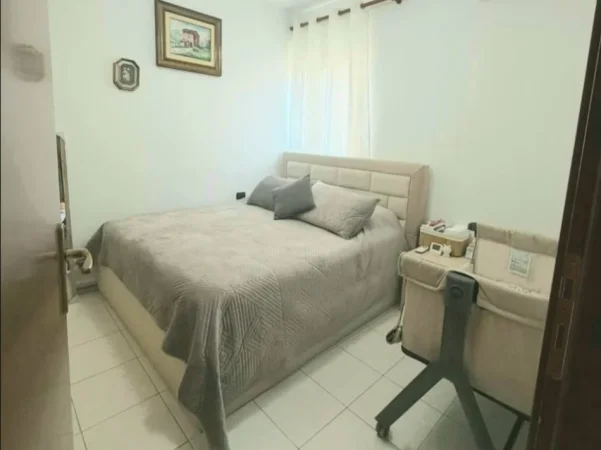 Tirane, jepet me qera apartament 1+1 Kati 4, 60 m² 520 € (Rruga e Dafinave)