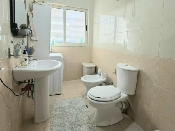 Tirane, jepet me qera apartament 1+1 Kati 4, 60 m² 520 € (Rruga e Dafinave)