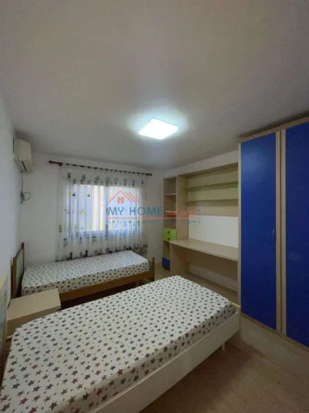 Tirane, shitet apartament 2+1+Ballkon Kati 4, 100 m² 195.000 € (Rruga Petro Nini Luarasi)