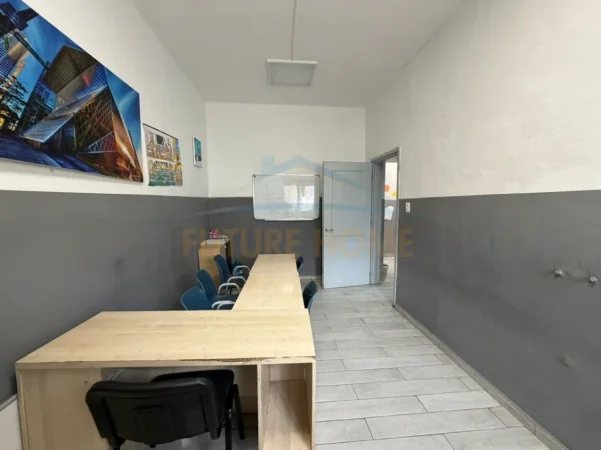 Tirane, jepet me qera ambjent biznesi Kati 3, 97 m² 1.100 € (Blloku)