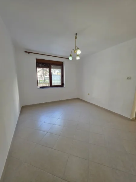 JEPET ME QERA AMBJENT PER ZYRA , RRUGA MUHAMET GJOLLESHA