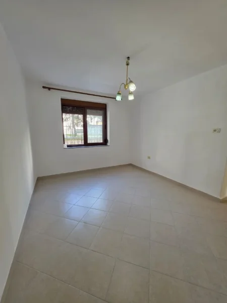 JEPET ME QERA AMBJENT PER ZYRA , RRUGA MUHAMET GJOLLESHA