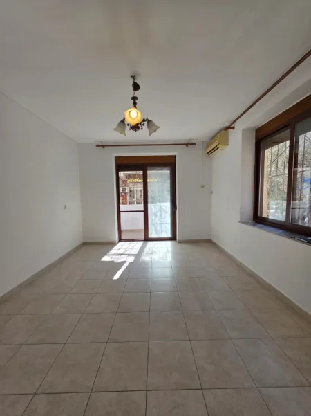 JEPET ME QERA AMBJENT PER ZYRA , RRUGA MUHAMET GJOLLESHA