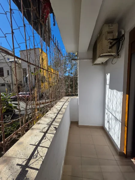 JEPET ME QERA AMBJENT PER ZYRA , RRUGA MUHAMET GJOLLESHA