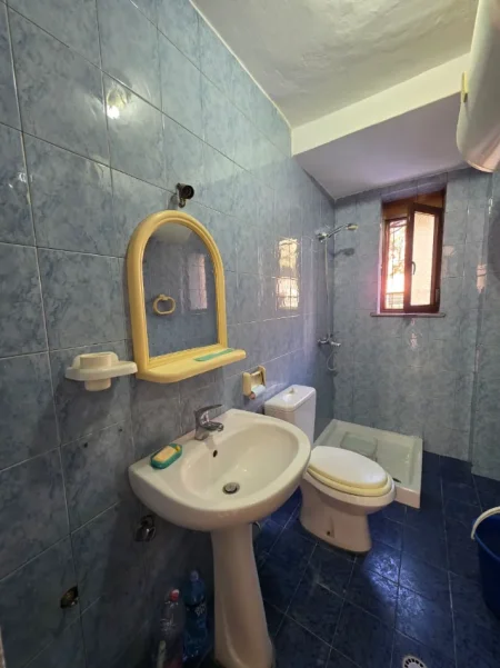 JEPET ME QERA AMBJENT PER ZYRA , RRUGA MUHAMET GJOLLESHA