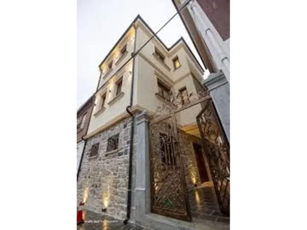 Korce, shitet HOTEL 3 Katshe , 260 m² 400.000 € (KORCE)