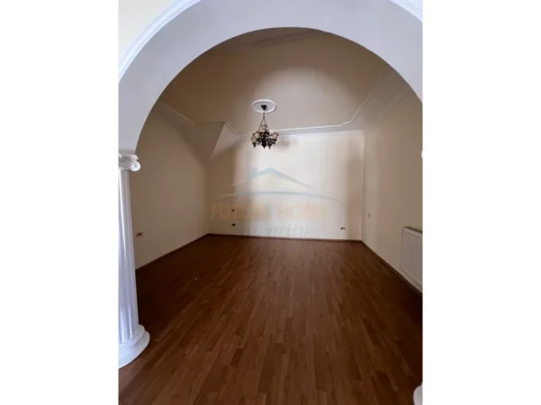Tirane, jepet me qera zyre Kati 3, 98 m² 800 € (Shkolla 11 Janari)
