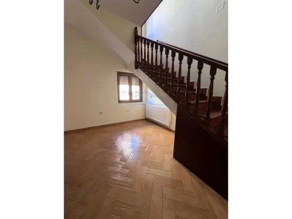 Tirane, jepet me qera zyre Kati 3, 98 m² 800 € (Shkolla 11 Janari)