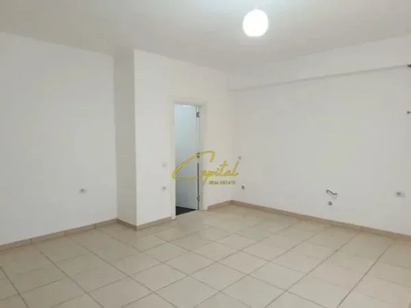 Tirane, jepet me qera zyre Kati 0, 40 m² 300 € (STACIONI TRENIT)