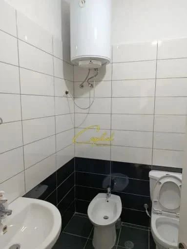 Tirane, jepet me qera zyre Kati 0, 40 m² 300 € (STACIONI TRENIT)