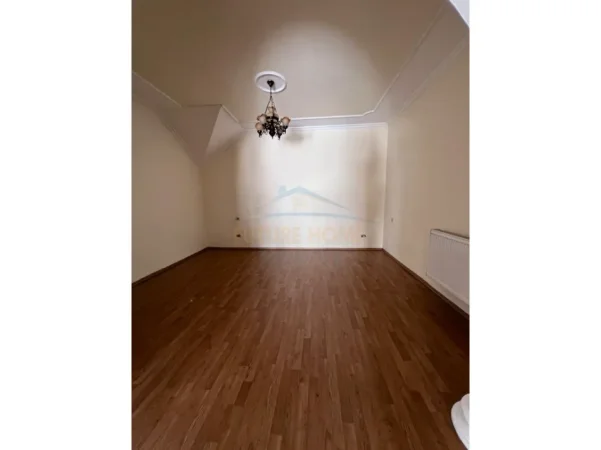 Shqiperi, jepet me qera ambjent biznesi Kati 3, 98 m² 100 € (pranë Shkollës 11 Janari.)