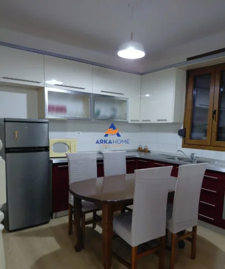 Tirane, jepet me qera apartament duplex Dublex , 170 m² 1.300 € 