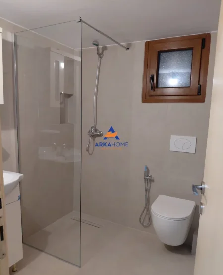 Tirane, jepet me qera apartament duplex Dublex , 170 m² 1.300 € 