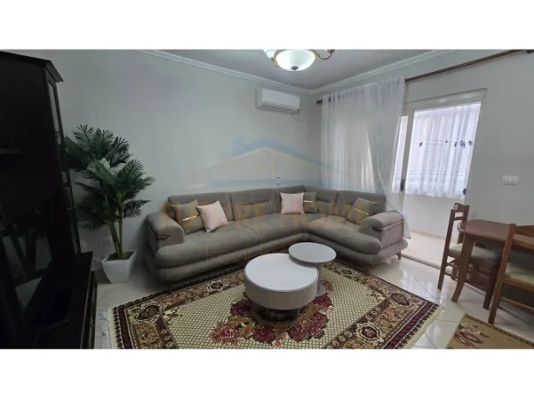 Tirane, shitet 1+1+Ballkon Kati 2, 62 m² (Xhamllik)