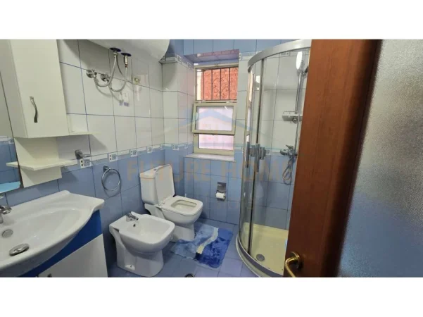 Tirane, shitet 1+1+Ballkon Kati 2, 62 m² (Xhamllik)