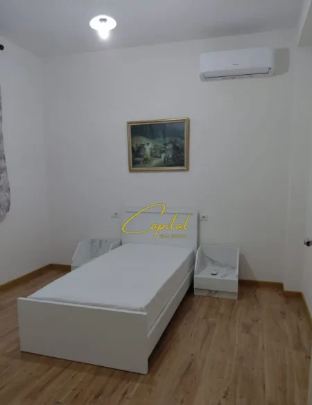 Tirane, jepet me qera apartament 5+1 Kati 3, 170 m² 1.300 € (ALI DEMI)