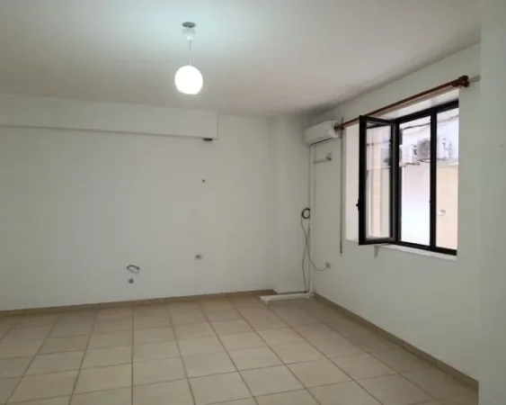 Tirane, jepet me qera ambjent biznesi Kati 0, 40 m² 300 € (rruga e barrikadave)