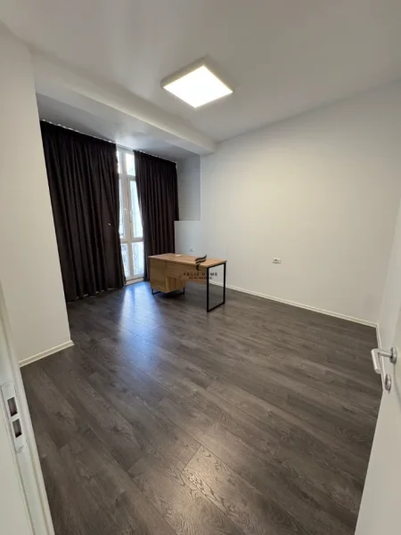 Tirane, jepet me qera zyre Kati 4, 140 m² 1.500 € (KOMUNA E PARISIT)